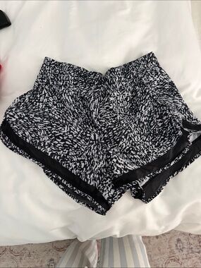 Athleta Black & White Printed Women's Athletic Shorts